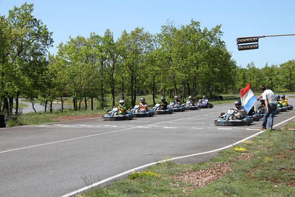 01-depart-karting-en-grille-millauBDABDD35-B828-91ED-1830-1278E85DBC4E.jpg